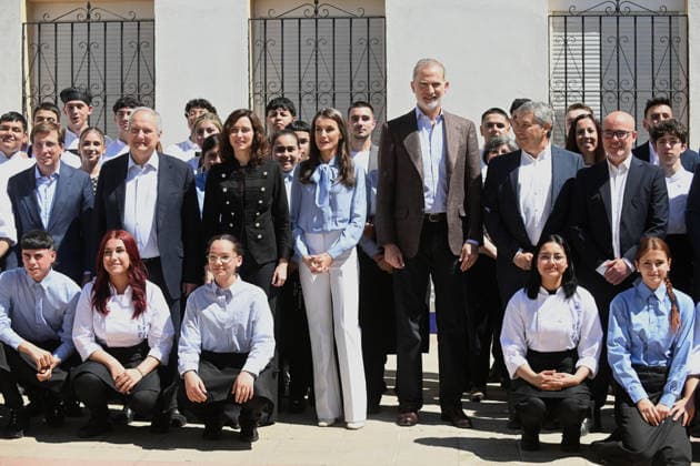 The King and Queen visit the José María de Llanos Foundation on the occasion of the 25th anniversary of the Escuela de Hostelería del Sur Family photo during their visit to the José María de Llanos Foundation on the occasion of the 25th anniversary of the Escuela de Hostelería del Sur , on April 15, 2026, in Madrid Spain Since 2001 it has been operating as a School of Hospitality, dedicated to the comprehensive training of future catering professionals, cooks, bartenders and waiters, whose training is carried out by a select group of teachers FAMOUS KINGS AND QUEENS HOTEL SCHOOL José Madrid Madrid Madrid Spain  Copyright: xJosÃ xOlivax 7443105