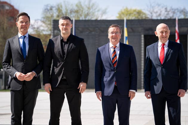 34. Ministerial Meeting der Ukraine Defence Contact Group (UDCG) Mark Rutte, NATO-Generalsekretaer, Mykhailo Fedorov, ukrainischer Verteidigungsminister, Boris Pistorius, Bundesminister der Verteidigung und John Healey, britischen Verteidigungsminister beim gemeinsamen Gruppenfoto im Rahmen des 34. Ministerial Meeting der Ukraine Defence Contact Group (UDCG) im Bundesverteidigungsministerium in Berlin , Berlin , 15.04.2026 Berlin Berlin Deutschland *** 34 Ministerial Meeting of the Ukraine Defence Contact Group UDCG Mark Rutte, NATO Secretary General, Mykhailo Fedorov, Ukrainian Minister of Defense, Boris Pistorius, Federal Minister of Defense and John Healey, British Minister of Defense at the joint group photo during the 34 Ministerial