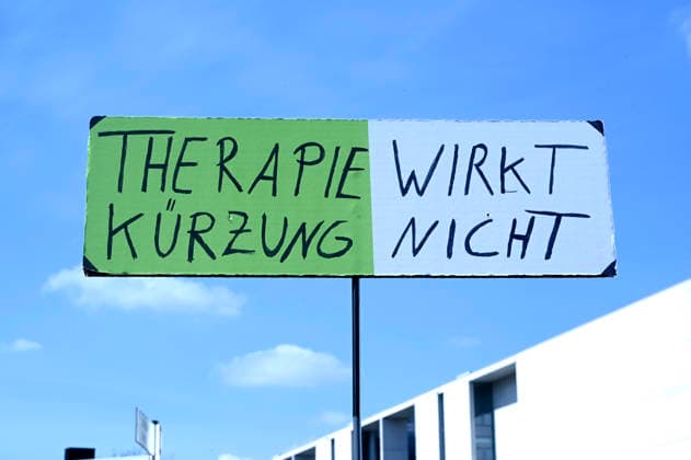 Großdemonstration von Psychotherapeuten gegen geplante Honorarkürzungen zwischen Paul-Löbe-Haus und Reichstagsgebäude. Die Proteste richten sich gegen eine vom Bewertungsausschuss beschlossene Senkung der Vergütung ambulanter psychotherapeutischer Leistungen um 4,5 %, die zum 1. April 2026 in Kraft getreten ist. Berlin, 15.04.2026 *** Large-scale demonstration by psychotherapists against planned fee cuts between Paul Löbe House and the Reichstag building The protests are directed against a 4.5 % reduction in the remuneration of outpatient psychotherapy services decided by the evaluation committee, which came into force on April 1, 2026 Berlin, 15 04 2026 Foto:xF.xKernx xFuturexImagex psychotherapeuten_6408