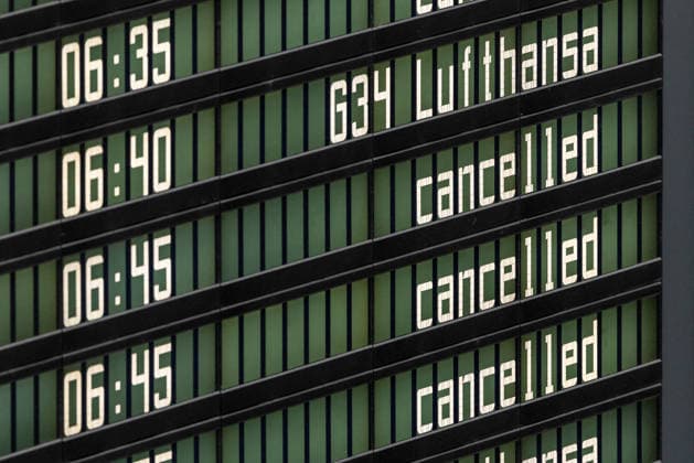 Streikaufruf der UFO für das Kabinenpersonal der Deutschen Lufthansa AG, München, 15.04.2026 Detailaufnahme einer Anzeigetafel am Flughafen München mit Lufthansa-Flügen und dem Hinweis cancelled. Die Aufnahme dokumentiert gestrichene Verbindungen im Zusammenhang mit dem Streik des Kabinenpersonals und der Piloten bei Lufthansa. Schwaig Flughafen München Bayern Deutschland *** Strike call by UFO for the cabin crew of Deutsche Lufthansa AG, Munich, 15 04 2026 Close-up of a display board at Munich Airport with Lufthansa flights and the note cancelled The photo documents canceled connections in connection with the strike of cabin crew and pilots at Lufthansa Schwaig Airport Munich Bavaria Germany 20260415-1V9A7219-M4000