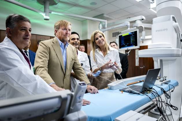 MIAMI - King Willem-Alexander and Queen Maxima are given a tour of the Miami Cardiac and Vascular Institute, where they speak with doctors and are shown various innovative technologies and processes. The visit was part of a three-day working visit to Philadelphia, Washington D.C., and Miami in the United States (US). REMKO DE WAAL ANP netherlands out - belgium out  Copyright: xx x555869916x originalFilename: 555869916.jpg