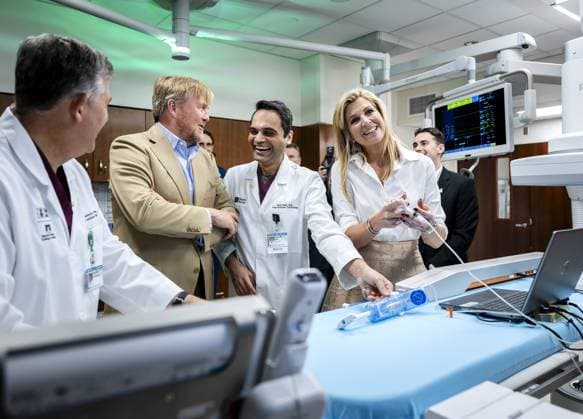 MIAMI - King Willem-Alexander and Queen Maxima are given a tour of the Miami Cardiac and Vascular Institute, where they speak with doctors and are shown various innovative technologies and processes. The visit was part of a three-day working visit to Philadelphia, Washington D.C., and Miami in the United States (US). REMKO DE WAAL ANP netherlands out - belgium out  Copyright: xx x555869926x originalFilename: 555869926.jpg