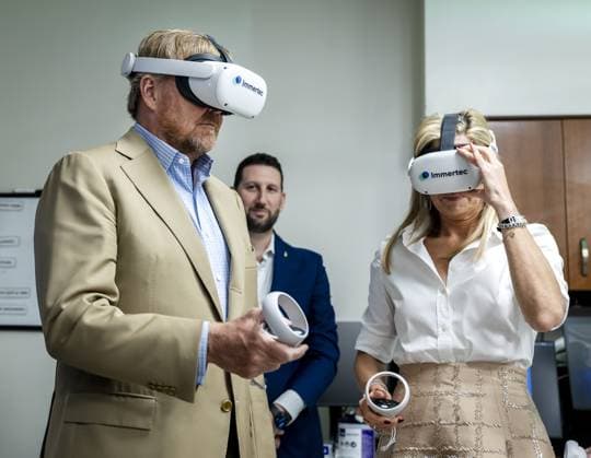 MIAMI - King Willem-Alexander and Queen Maxima are given a tour of the Miami Cardiac and Vascular Institute, where they speak with doctors and are shown various innovative technologies and processes. The visit was part of a three-day working visit to Philadelphia, Washington D.C., and Miami in the United States (US). REMKO DE WAAL ANP netherlands out - belgium out  Copyright: xx x555869934x originalFilename: 555869934.jpg