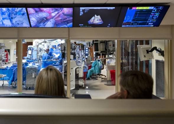 MIAMI - King Willem-Alexander and Queen Maxima watch an open-heart surgery at the Miami Cardiac and Vascular Institute, where they speak with doctors and are shown various innovative technologies and processes. The visit was part of a three-day working visit to Philadelphia, Washington D.C., and Miami in the United States (US). REMKO DE WAAL ANP netherlands out - belgium out  Copyright: xx x555873153x originalFilename: 555873153.jpg