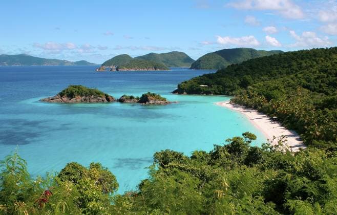 Wunderschöner Blick auf Trunk Bay auf der Insel St. John in der Karibik Beautiful view of Trunk Bay on the island of St John in the Caribbean Copyright: imageBROKER StevexHeap ibxiqx17247955.jpg