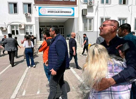(260415) -- KAHRAMANMARAS, April 15, 2026 -- Parents and relatives wait at Ayser Calik Middle School after a shooting incident in southern T¨¹rkiye s Kahramanmaras city on April 15, 2026. At least nine people were killed in a school shooting in southern T¨¹rkiye s Kahramanmaras city on Wednesday, according to the country s Interior Minister Mustafa Ciftci. ( Handout via Xinhua) T?RKIYE-KAHRAMANMARAS-SCHOOL SHOOTING MustafaxKaya 