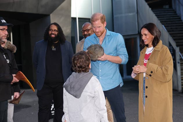 HARRY AND MEGHAN AUSTRALIA VISIT, Prince Harry and Meghan, the Duke and Duchess of Sussex arrive to participate in the Scar Tree Walk at Birrarung Marr during a visit to Australia, Melbourne, Thursday, April 16, 2026. ( NO ARCHIVING MELBOURNE VICTORIA AUSTRALIA  Copyright: xCONxCHRONISx 20260416163569791640