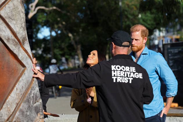 HARRY AND MEGHAN AUSTRALIA VISIT, Prince Harry and Meghan, the Duke and Duchess of Sussex participate in the Scar Tree Walk at Birrarung Marr during a visit to Australia, Melbourne, Thursday, April 16, 2026. ( NO ARCHIVING MELBOURNE VICTORIA AUSTRALIA  Copyright: xCONxCHRONISx 20260416146613498392