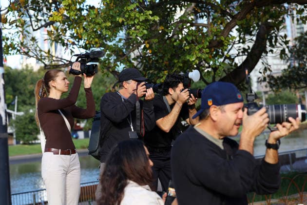 HARRY AND MEGHAN AUSTRALIA VISIT, Members of the media are seen during Prince Harry and Meghan, the Duke and Duchess of Sussex while participating in the Scar Tree Walk at Birrarung Marr during a visit to Australia, Melbourne, Thursday, April 16, 2026. ( NO ARCHIVING MELBOURNE VICTORIA AUSTRALIA  Copyright: xCONxCHRONISx 20260416120823495677