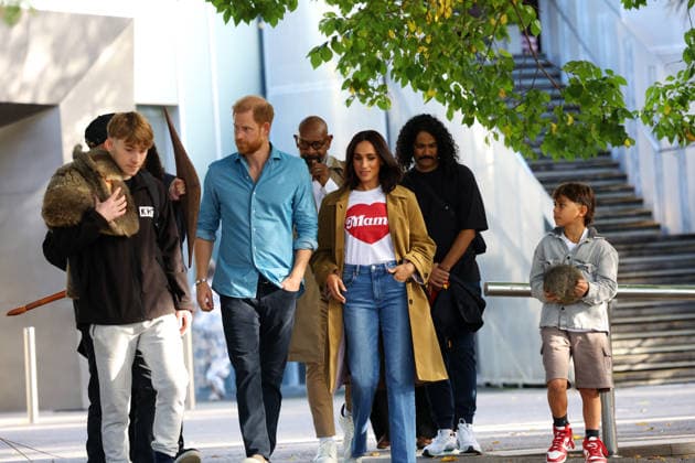 HARRY AND MEGHAN AUSTRALIA VISIT, Prince Harry and Meghan, the Duke and Duchess of Sussex arrive to participate in the Scar Tree Walk at Birrarung Marr during a visit to Australia, Melbourne, Thursday, April 16, 2026. ( NO ARCHIVING MELBOURNE VICTORIA AUSTRALIA  Copyright: xCONxCHRONISx 20260416171860823750