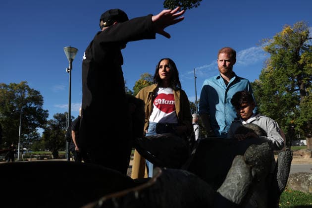 HARRY AND MEGHAN AUSTRALIA VISIT, Prince Harry and Meghan, the Duke and Duchess of Sussex participate in the Scar Tree Walk at Birrarung Marr during a visit to Australia, Melbourne, Thursday, April 16, 2026. ( NO ARCHIVING MELBOURNE VICTORIA AUSTRALIA  Copyright: xCONxCHRONISx 20260416134475300606