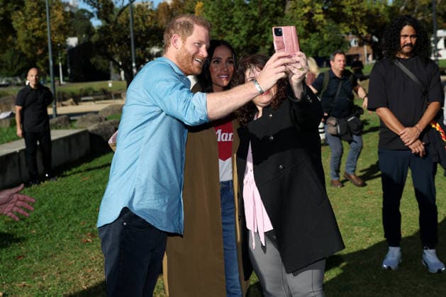 HARRY AND MEGHAN AUSTRALIA VISIT, Prince Harry and Meghan, the Duke and Duchess of Sussex have a selfie photo taken with a member of the public during their Scar Tree Walk at Birrarung Marr during a visit to Australia, Melbourne, Thursday, April 16, 2026. ( NO ARCHIVING MELBOURNE VICTORIA AUSTRALIA  Copyright: xCONxCHRONISx 20260416114427165561