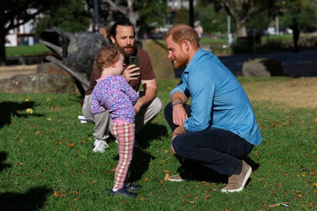 HARRY AND MEGHAN AUSTRALIA VISIT, Prince Harry speaks with a parent and their child along with Meghan, the Duke and Duchess of Sussex during a visit to Australia, Melbourne, Thursday, April 16, 2026. ( NO ARCHIVING MELBOURNE VICTORIA AUSTRALIA  Copyright: xCONxCHRONISx 20260416149319620841