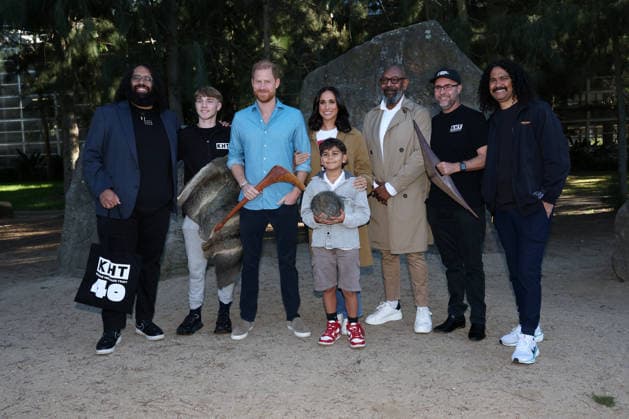 HARRY AND MEGHAN AUSTRALIA VISIT, Prince Harry and Meghan, the Duke and Duchess of Sussex and Koorie Heritage Trust Representatives pose for a photo at the conclusion of their Scar Tree Walk at Birrarung Marr during a visit to Australia, Melbourne, Thursday, April 16, 2026. ( NO ARCHIVING MELBOURNE VICTORIA AUSTRALIA  Copyright: xCONxCHRONISx 20260416158259138771