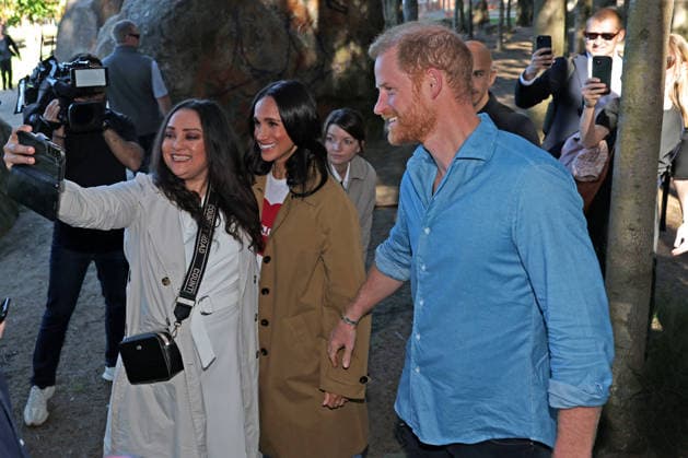 HARRY AND MEGHAN AUSTRALIA VISIT, Prince Harry and Meghan, the Duke and Duchess of Sussex have a selfie photo taken with a member of the public during their Scar Tree Walk at Birrarung Marr during a visit to Australia, Melbourne, Thursday, April 16, 2026. ( NO ARCHIVING MELBOURNE VICTORIA AUSTRALIA  Copyright: xCONxCHRONISx 20260416153616200241