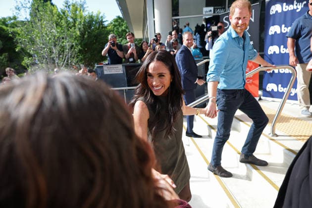 HARRY AND MEGHAN AUSTRALIA VISIT, Prince Harry and Meghan, the Duke and Duchess of Sussex arrive at Swinburne University and greet members of the public on their way for a visit at the ÔbatyrÕ, a mental health engagement programme service during a visit to Australia, Melbourne, Thursday, April 16, 2026. ( NO ARCHIVING MELBOURNE VICTORIA AUSTRALIA  Copyright: xCONxCHRONISx 20260416127529715531