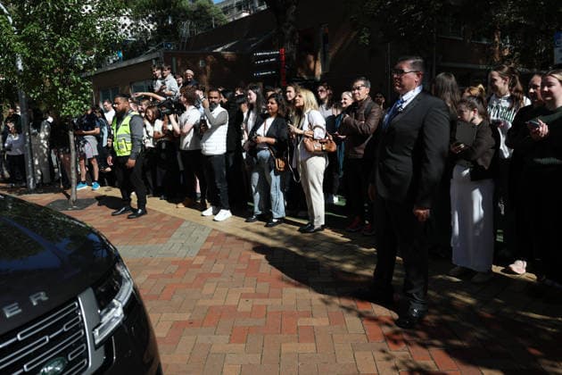 HARRY AND MEGHAN AUSTRALIA VISIT, People are seen waiting for Prince Harry and Meghan, the Duke and Duchess of Sussex to leave at Swinburne University for a visit at the ÔbatyrÕ, a mental health engagement programme service during a visit to Australia, Melbourne, Thursday, April 16, 2026. ( NO ARCHIVING MELBOURNE VICTORIA AUSTRALIA  Copyright: xCONxCHRONISx 20260416198368174055