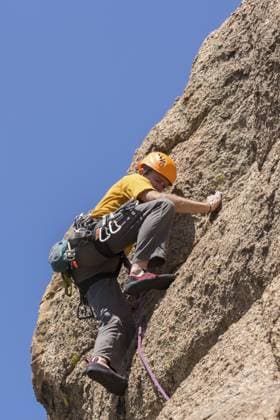 Älterer männlicher Kletterer, gut ausgestattet mit Kameras und Karabinern, klettert auf Turtle Rocks in der Nähe von Buena Vista, Colorado Senior male climber well equipped with cams and caribiners climbing on Turtle Rocks near Buena Vista Colorado Copyright: imageBROKER StevexHeap ibxiqx17258469.jpg ,model released, Symbolfoto ,property released