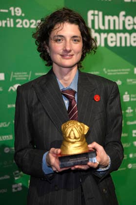 Daisy Bevan accepts the award for her grandmother at the Bremen Film Award of the Sparkasse for Vanessa Redgrave at the 11 Filmfest Bremen in the large hall of the Theater am Goetheplatz Bremen, 15 04 2026 Foto:xC.xNiehausx xFuturexImagex filmpreis_6419