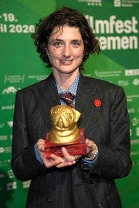 Daisy Bevan accepts the award for her grandmother at the Bremen Film Award of the Sparkasse for Vanessa Redgrave at the 11 Filmfest Bremen in the large hall of the Theater am Goetheplatz Bremen, 15 04 2026 Foto:xC.xNiehausx xFuturexImagex filmpreis_6420