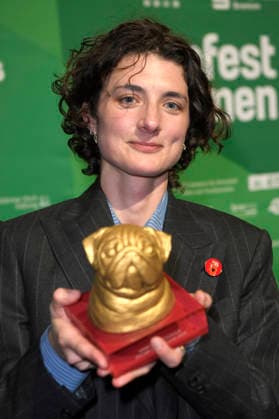 Daisy Bevan accepts the award for her grandmother at the Bremen Film Award of the Sparkasse for Vanessa Redgrave at the 11 Filmfest Bremen in the large hall of the Theater am Goetheplatz Bremen, 15 04 2026 Foto:xC.xNiehausx xFuturexImagex filmpreis_6422
