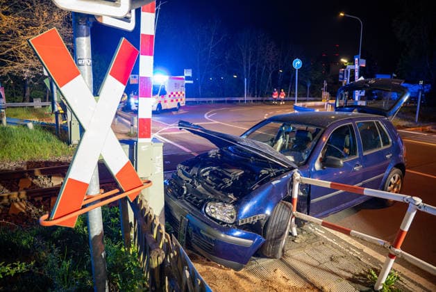 Halbschranke umfahren Zug trifft Auto 19-Jähriger umfährt Schranke 18 Personen betroffen glimpflicher Ausgang Am 15.04.2026 gegen 21:00 Uhr kollidierten an einem Bahnübergang im Hanauer Stadtteil Klein-Auheim ein VW Golf und ein Regionalzug der VIAS-Bahn. Der 19-jährige Fahrer des PKW soll laut Polizeipräsidium Südosthessen das Rotlicht missachtet und die bereits geschlossene Halbschranke am Übergang Obergasse Dieselstraße umfahren haben. Alle 18 betroffenen Personen drei PKW-Insassen sowie Zugführer und 15 Fahrgäste blieben unverletzt und wurden vom Rettungsdienst vor Ort gesichtet. Der Sachschaden wird vorläufig auf über 10 000 Euro geschätzt. Die Bahnstrecke sowie die angrenzenden Straßen waren b