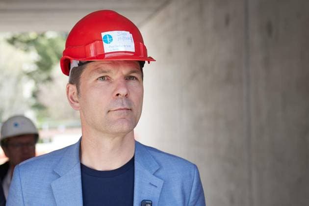 Steffen Krach und Klüssendorf zu Mieten und Wohnen ** NUR FÜR REDAKTIONELLE ZWECKE ** EDITORIAL USE ONLY **<p>Steffen Krach (SPD), Spitzenkandidat für die Abgeordnetenhauswahl, beim Besuch einer Baustelle im Paul Gerhard Stift in der Müllerstraße in Berlin-Wedding. Deutschland Berlin Berlin Copyright: JoergxCarstensen *** Steffen Krach and Klüssendorf on rents and housing FOR EDITORIAL PURPOSES ONLY EDITORIAL USE ONLY p Steffen Krach SPD , top candidate for the House of Representatives election, visiting a building site at the Paul Gerhard Stift in Müllerstraße in Berlin Wedding Germany Berlin Berlin Copyright JoergxCarstensen Copyright: JoergxCarstensen doc85fwdefrz421hqquhi0u ,EDITORIAL USE ONLY