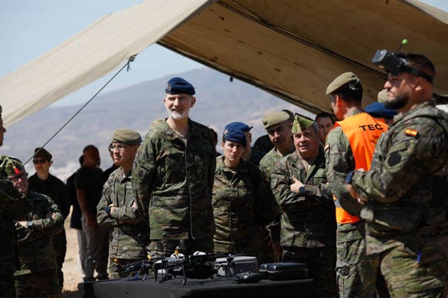 The King, Felipe VI, supervises in Viator Almeria the project of the Experimental Brigade 2035 King Felipe VI 6d attends a tactical demonstration of future force within the 2026 Tactical Experimentation Campaign of the Spanish Army, at the Alvarez de Sotomayor military base in Viator Almeria On April 16, 2026 in Viator, Almeria Andalusia, Spain This visit is part of the 3rd Tactical Experimentation Campaign organized by the Armys Future Force Center, based on the robotization of the battlefield and new combat strategies A project that constitutes the main framework for the practical implementation of experimentation activities linked to the Armys transformation process 16 APRIL 2026 Marian Leó Almeria Andalucia, Spain Almeria Andalucia, Sp  Copyright: xMarianxLeonx 7445675