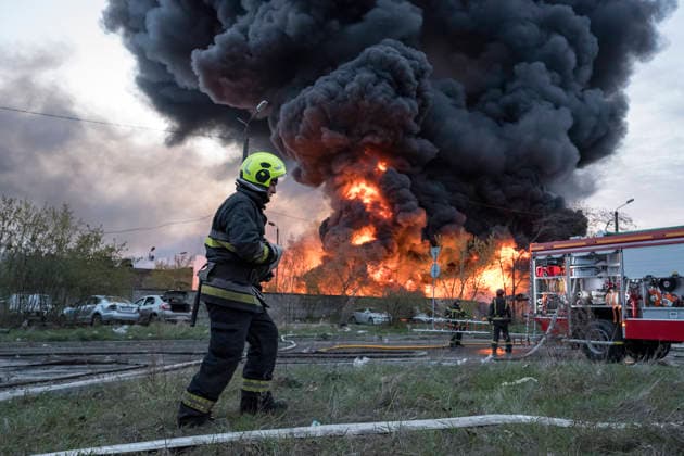 Massive Combined Russian Missile And Drone Attack On Kyiv Rescue workers extinguish a fire at a recycling warehouse following a missile and drone strike amid the conflict in Ukraine, in Kyiv, Ukraine, on April 16, 2026. At least four people, including a 12-year-old child, are killed and at least 62 others are injured in the incident. Kyiv Ukraine  Copyright: xMaxymxMarusenkox originalFilename: musiienko-notitle260416_npaLs.jpg