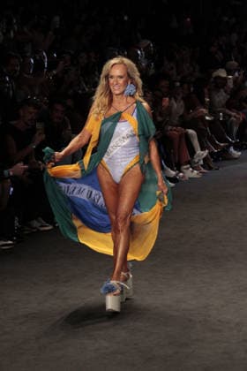 RIO DE JANEIRO, RJ - 16.04.2026: RIO FASHION WEEK 2026 - ElÃ Pinheiro walked the runway for Blue Man on the second day of Rio Fashion Week, at Pier Maua, Rio de Janeiro. x2926725x  CarlosxEliasxJunior
