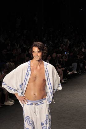 RIO DE JANEIRO, RJ - 16.04.2026: RIO FASHION WEEK 2026 - The Blue Man fashion show closed the second day of Rio Fashion Week at Pier Maua, Rio de Janeiro. x2926760x  CarlosxEliasxJunior