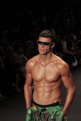 RIO DE JANEIRO, RJ - 16.04.2026: RIO FASHION WEEK 2026 - The Blue Man fashion show closed the second day of Rio Fashion Week at Pier Maua, Rio de Janeiro. x2926794x  CarlosxEliasxJunior