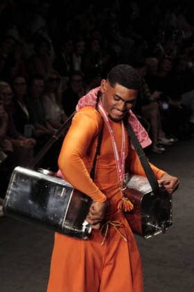 RIO DE JANEIRO, RJ - 16.04.2026: RIO FASHION WEEK 2026 - The Blue Man fashion show closed the second day of Rio Fashion Week at Pier Maua, Rio de Janeiro. x2926796x  CarlosxEliasxJunior