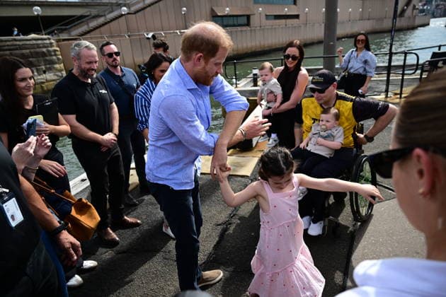 HARRY AND MEGHAN AUSTRALIA VISIT, Prince Harry and Meghan, the Duke and Duchess of Sussex meet with Invictus Australia veteran, Joel Vanderzwan accompanied by his wife, Alexandra, daughter Charlotte, and 9-month-old twin sons, Harrison and William Before boarding a boat for a tour of Sydney Harbour with Invictus Australia during a visit to Australia, Sydney, Friday, April 17, 2026. ( NO ARCHIVING SYDNEY NEW SOUTH WALES AUSTRALIA Copyright: xDEANxLEWINSx 20260417149438041858
