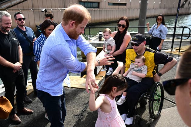HARRY AND MEGHAN AUSTRALIA VISIT, Prince Harry and Meghan, the Duke and Duchess of Sussex meet with Invictus Australia veteran, Joel Vanderzwan accompanied by his wife, Alexandra, daughter Charlotte, and 9-month-old twin sons, Harrison and William Before boarding a boat for a tour of Sydney Harbour with Invictus Australia during a visit to Australia, Sydney, Friday, April 17, 2026. ( NO ARCHIVING SYDNEY NEW SOUTH WALES AUSTRALIA Copyright: xDEANxLEWINSx 20260417174028135431