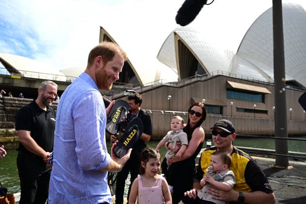 HARRY AND MEGHAN AUSTRALIA VISIT, Prince Harry and Meghan, the Duke and Duchess of Sussex are presented with a pair if thong™s by Invictus Australia veteran, Joel Vanderzwan accompanied by his wife, Alexandra, daughter Charlotte, and 9-month-old twin sons, Harrison and William Before boarding a boat for a tour of Sydney Harbour with Invictus Australia during a visit to Australia, Sydney, Friday, April 17, 2026. ( NO ARCHIVING SYDNEY NEW SOUTH WALES AUSTRALIA Copyright: xDEANxLEWINSx 20260417122638296321