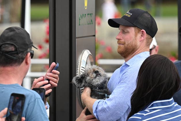 HARRY AND MEGHAN AUSTRALIA VISIT, Prince Harry holds a small dog as he walks with wife Meghan, the Duke and Duchess of Sussex at the Cruising Yacht Club of Australia after sailing on Sydney Harbour with Invictus Australia during a visit to Australia, Sydney, Friday, April 17, 2026. ( NO ARCHIVING SYDNEY NEW SOUTH WALES AUSTRALIA  Copyright: xDEANxLEWINSx 20260417113283859318