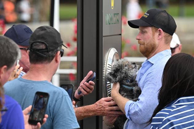 HARRY AND MEGHAN AUSTRALIA VISIT, Prince Harry holds a small dog as he walks with wife Meghan, the Duke and Duchess of Sussex at the Cruising Yacht Club of Australia after sailing on Sydney Harbour with Invictus Australia during a visit to Australia, Sydney, Friday, April 17, 2026. ( NO ARCHIVING SYDNEY NEW SOUTH WALES AUSTRALIA  Copyright: xDEANxLEWINSx 20260417167982598495
