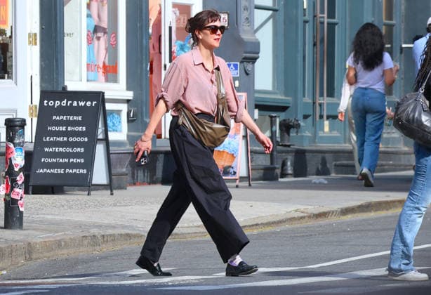 Maggie Gyllenhaal Out - NYC Actress Maggie Gyllenhaal is shopping with style in Soho, New York on April 16, 2026. Photo by Dylan Travis ABACAPRESS.COM New York City NY United States  Copyright: xDylanxTravis ABACAx