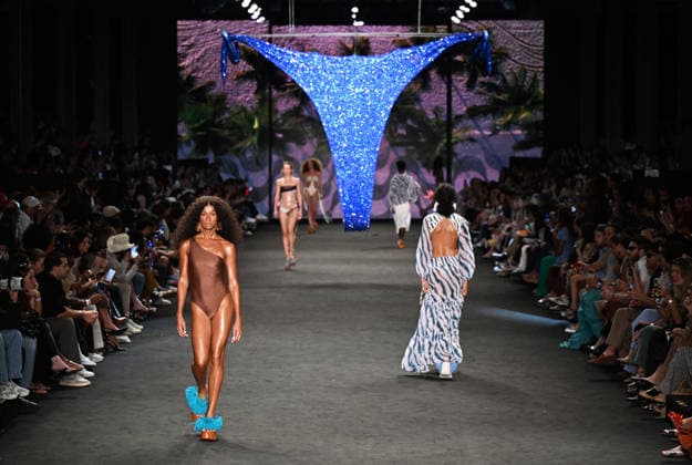 (260417) -- RIO DE JANEIRO, April 17, 2026 -- Models present creations by Blue Man during the Rio Fashion Week in Rio de Janeiro, Brazil, April 16, 2026. The Rio Fashion Week 2026 is held in Rio de Janeiro from Tuesday to Saturday, with around 20 fashion brands presenting their latest creations. ) BRAZIL-RIO DE JANEIRO-FASHION WEEK JinxHaoyuan 