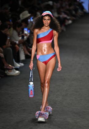 (260417) -- RIO DE JANEIRO, April 17, 2026 -- A model presents a creation by Blue Man during the Rio Fashion Week in Rio de Janeiro, Brazil, April 16, 2026. The Rio Fashion Week 2026 is held in Rio de Janeiro from Tuesday to Saturday, with around 20 fashion brands presenting their latest creations. ) BRAZIL-RIO DE JANEIRO-FASHION WEEK JinxHaoyuan 