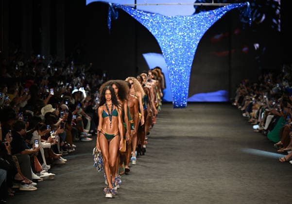 (260417) -- RIO DE JANEIRO, April 17, 2026 -- Models present creations by Blue Man during the Rio Fashion Week in Rio de Janeiro, Brazil, April 16, 2026. The Rio Fashion Week 2026 is held in Rio de Janeiro from Tuesday to Saturday, with around 20 fashion brands presenting their latest creations. ) BRAZIL-RIO DE JANEIRO-FASHION WEEK JinxHaoyuan 