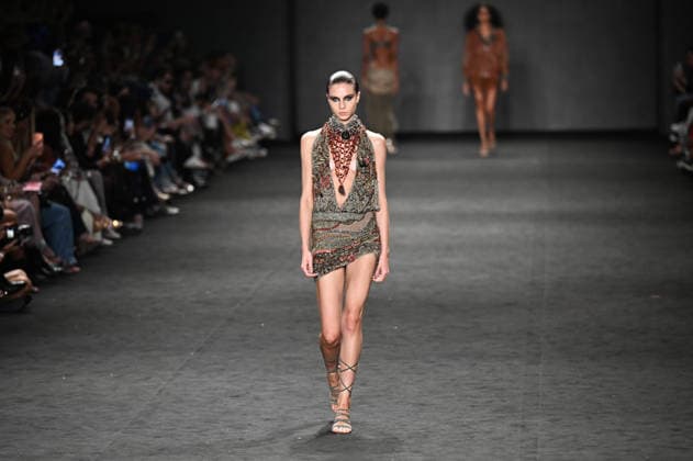 (260417) -- RIO DE JANEIRO, April 17, 2026 -- A model presents a creation by HISHA during the Rio Fashion Week in Rio de Janeiro, Brazil, April 16, 2026. The Rio Fashion Week 2026 is held in Rio de Janeiro from Tuesday to Saturday, with around 20 fashion brands presenting their latest creations. ) BRAZIL-RIO DE JANEIRO-FASHION WEEK JinxHaoyuan 