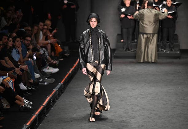 (260417) -- RIO DE JANEIRO, April 17, 2026 -- A model presents a creation by HANDRED during the Rio Fashion Week in Rio de Janeiro, Brazil, April 16, 2026. The Rio Fashion Week 2026 is held in Rio de Janeiro from Tuesday to Saturday, with around 20 fashion brands presenting their latest creations. ) BRAZIL-RIO DE JANEIRO-FASHION WEEK JinxHaoyuan 