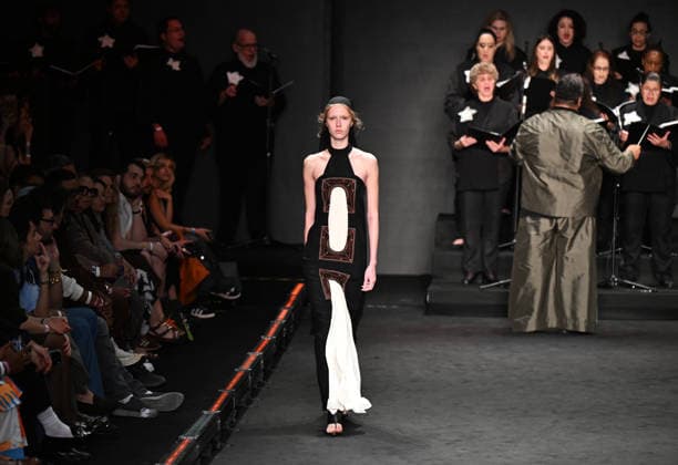 (260417) -- RIO DE JANEIRO, April 17, 2026 -- A model presents a creation by HANDRED during the Rio Fashion Week in Rio de Janeiro, Brazil, April 16, 2026. The Rio Fashion Week 2026 is held in Rio de Janeiro from Tuesday to Saturday, with around 20 fashion brands presenting their latest creations. ) BRAZIL-RIO DE JANEIRO-FASHION WEEK JinxHaoyuan 