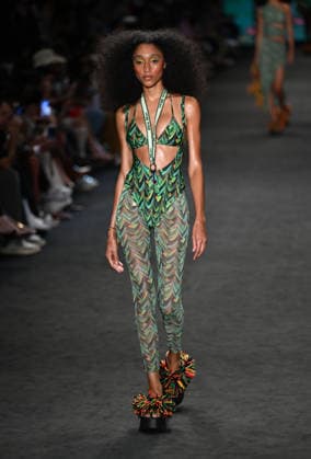 (260417) -- RIO DE JANEIRO, April 17, 2026 -- A model presents a creation by Blue Man during the Rio Fashion Week in Rio de Janeiro, Brazil, April 16, 2026. The Rio Fashion Week 2026 is held in Rio de Janeiro from Tuesday to Saturday, with around 20 fashion brands presenting their latest creations. ) BRAZIL-RIO DE JANEIRO-FASHION WEEK JinxHaoyuan 