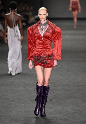 (260417) -- RIO DE JANEIRO, April 17, 2026 -- A model presents a creation by HISHA during the Rio Fashion Week in Rio de Janeiro, Brazil, April 16, 2026. The Rio Fashion Week 2026 is held in Rio de Janeiro from Tuesday to Saturday, with around 20 fashion brands presenting their latest creations. ) BRAZIL-RIO DE JANEIRO-FASHION WEEK JinxHaoyuan 