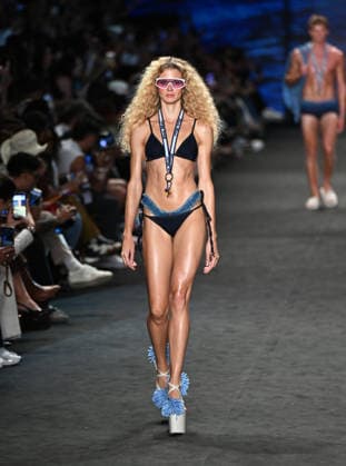 (260417) -- RIO DE JANEIRO, April 17, 2026 -- A model presents a creation by Blue Man during the Rio Fashion Week in Rio de Janeiro, Brazil, April 16, 2026. The Rio Fashion Week 2026 is held in Rio de Janeiro from Tuesday to Saturday, with around 20 fashion brands presenting their latest creations. ) BRAZIL-RIO DE JANEIRO-FASHION WEEK JinxHaoyuan 