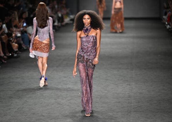 (260417) -- RIO DE JANEIRO, April 17, 2026 -- A model presents a creation by HISHA during the Rio Fashion Week in Rio de Janeiro, Brazil, April 16, 2026. The Rio Fashion Week 2026 is held in Rio de Janeiro from Tuesday to Saturday, with around 20 fashion brands presenting their latest creations. ) BRAZIL-RIO DE JANEIRO-FASHION WEEK JinxHaoyuan 