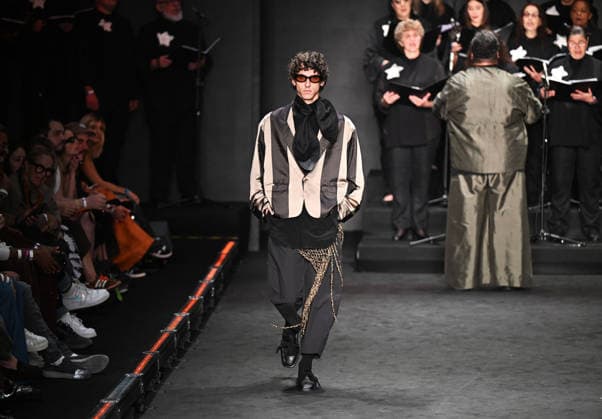 (260417) -- RIO DE JANEIRO, April 17, 2026 -- A model presents a creation by HANDRED during the Rio Fashion Week in Rio de Janeiro, Brazil, April 16, 2026. The Rio Fashion Week 2026 is held in Rio de Janeiro from Tuesday to Saturday, with around 20 fashion brands presenting their latest creations. ) BRAZIL-RIO DE JANEIRO-FASHION WEEK JinxHaoyuan 